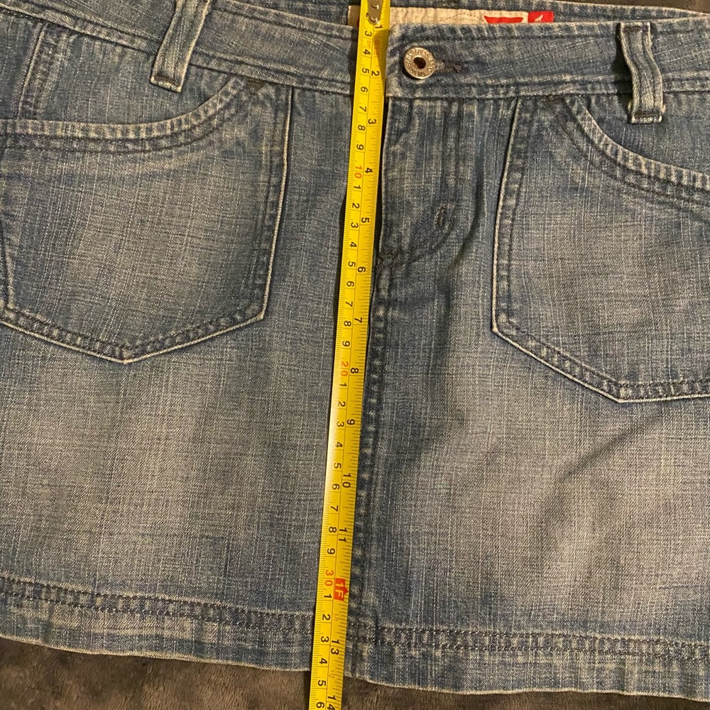 🔥Guess jean skirt size 32. Front pockets.Worn 1X - Picture 6 of 6